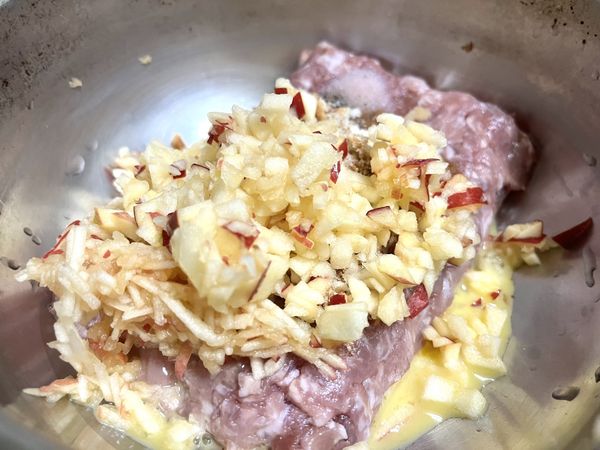 肉丸前置作業
將蘋果絲均勻揉入肉餡中，備用。