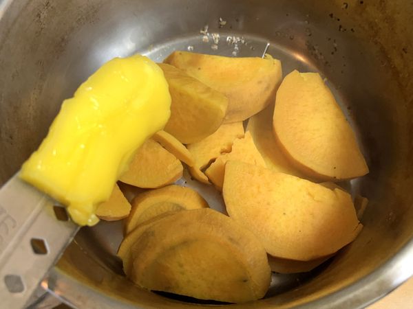 製作地瓜泥
趁熱在地瓜片上加入奶油，混合後搗成地瓜泥。
放涼備用。