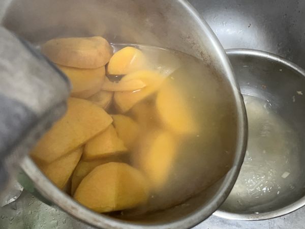 製作地瓜泥
瀝乾地瓜。