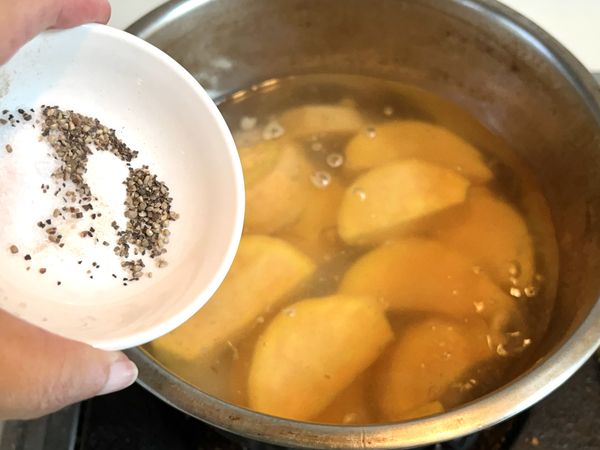 製作地瓜泥
將地瓜削皮切片，放入滾水鍋中，
以鹽和黑胡椒粒加入水中調味。
煮約12分鐘，直到地瓜可用筷子刺透的程度。