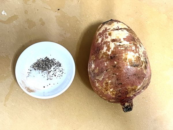 製作地瓜泥
將紅肉地瓜刷洗乾淨。