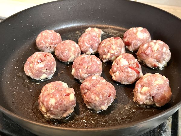 煎
將丸子放入平底不沾鍋中，煎至金黃焦香。