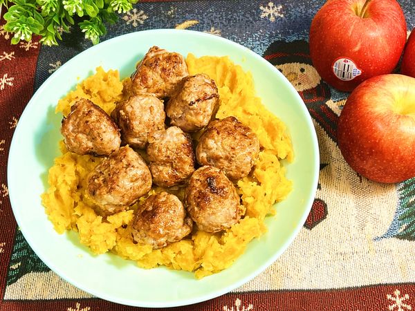 將地瓜泥鋪在盤子中央。