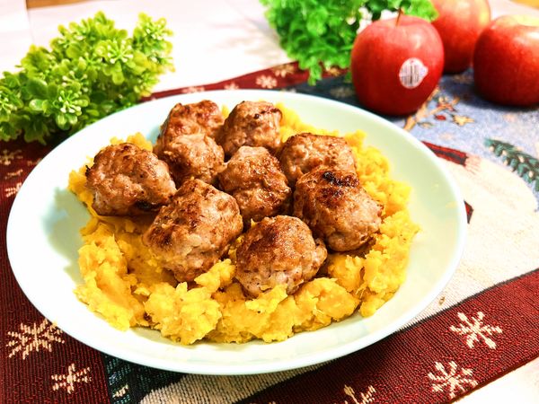 地瓜泥上面盛放蘋果肉丸，料理完成。