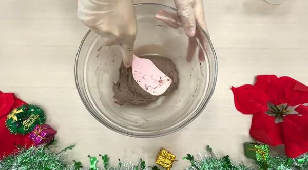 將雪白麻糬麵包粉倒入攪拌碗，加入可可粉拌勻，加入牛奶、雞蛋、無鹽奶油與蜂蜜，用刮刀壓拌至均勻成麵糊狀。