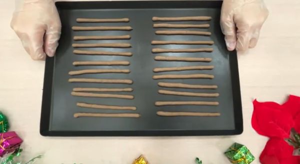 入烤箱先烤 12 分鐘，取出轉盤後再烤 12 分鐘。