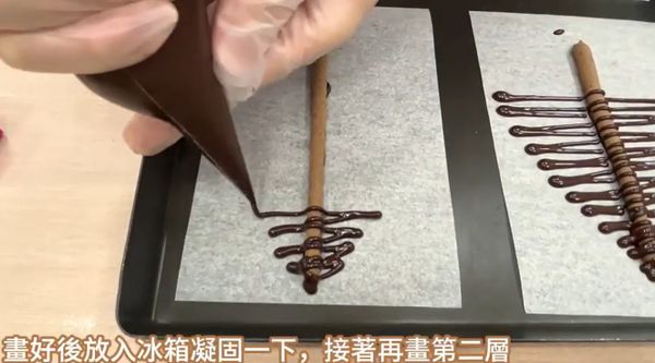 用擠花袋剪小口，擠出第一層聖誕樹造型，放入冰箱冷藏 1–2 分鐘凝固。