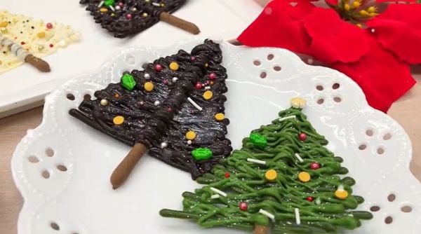 冷藏凝固定型後脫模，✨ 濃郁巧克力 × 繽紛裝飾 巧克力聖誕樹完成啦 🎄🍫