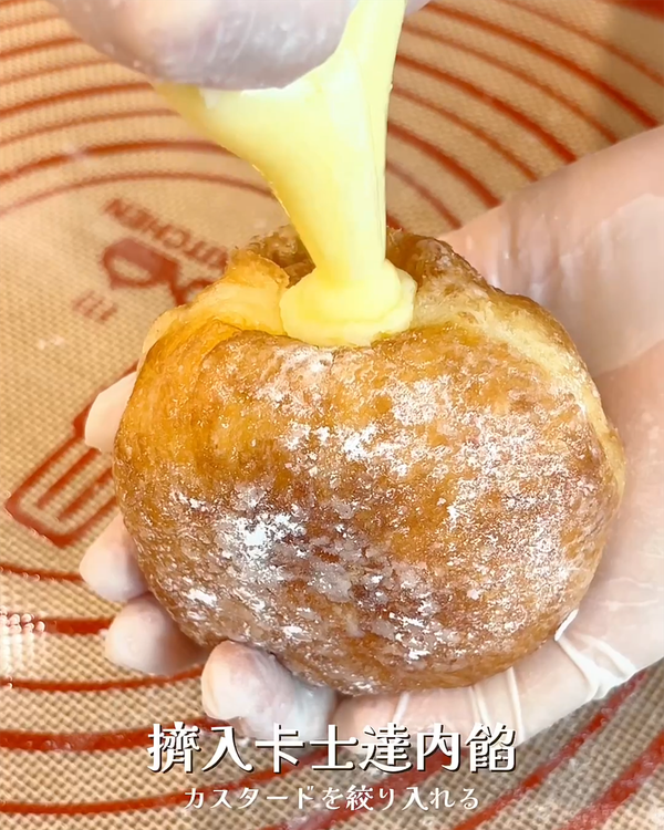 【組裝】
甜甜圈的側邊用筷子戳一個小洞