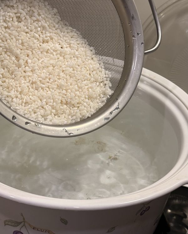 米跟水的比例約1:18，這次用一個量米杯的米，所以配18個量米杯的水。大鍋煮滾18杯水，放入1杯米。中火不加蓋煮30分鐘，期間不時攪拌。