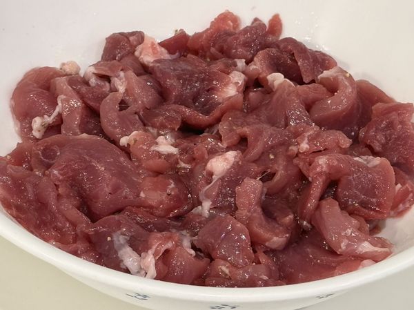 里肌切片，加1大匙米酒跟少許鹽抓勻。(註)用後腿肉也可以，用脂肪較少的瘦肉煮出來的粥比較甜。