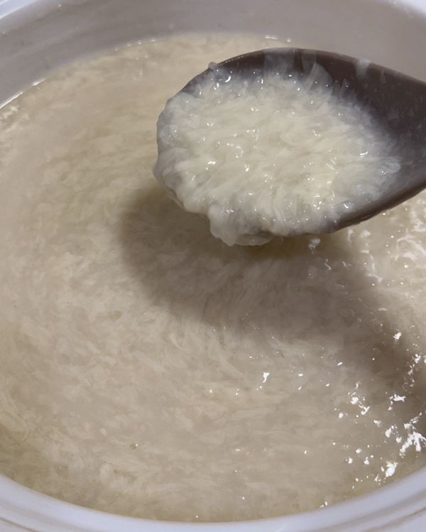 豆皮完全溶入粥裡面，一鍋綿密的「粥底」就完成了，這時你可以依喜好加入不同的材料 (如魚片、雞肉等)。