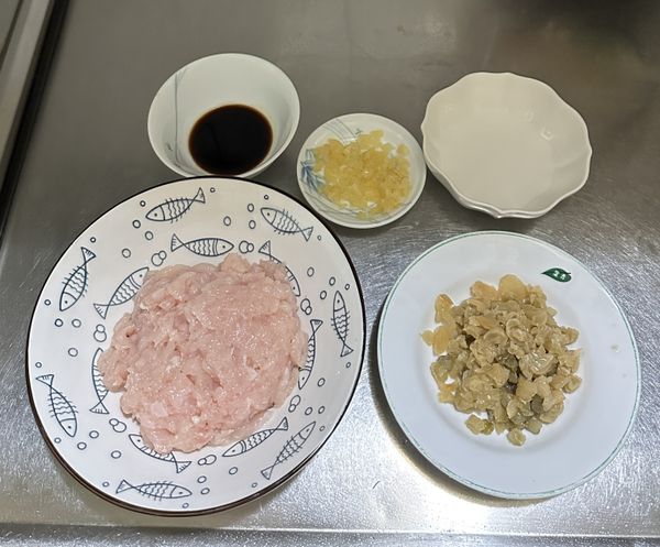 雞胸肉切成小小丁，醃小黃瓜泡水20分鐘後切成小塊。
