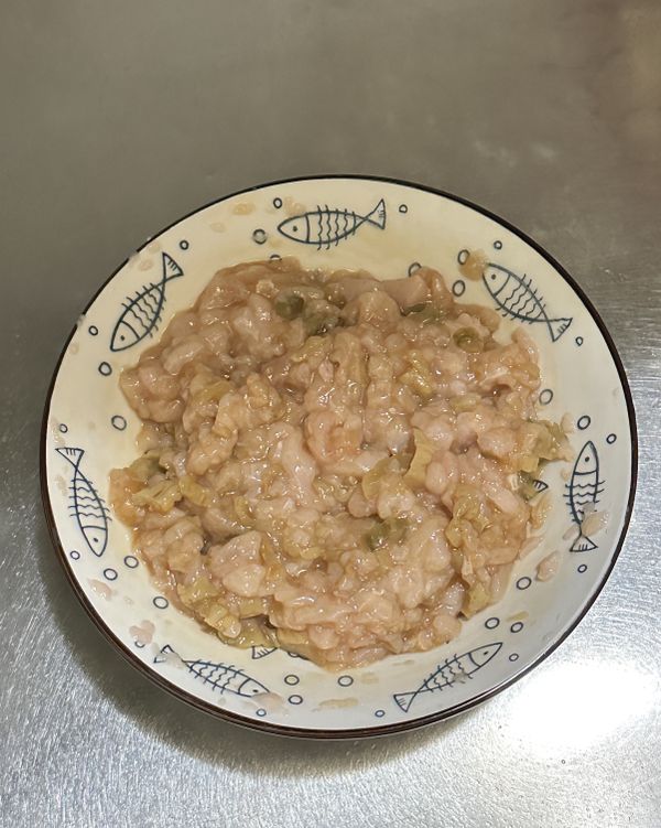 切好的雞胸肉放半碗清水，1大匙米酒，攪拌攪拌，讓雞胸肉均勻吸滿水份。
然後放蒜末、醃小黃瓜、一小匙醬油，攪拌均勻。