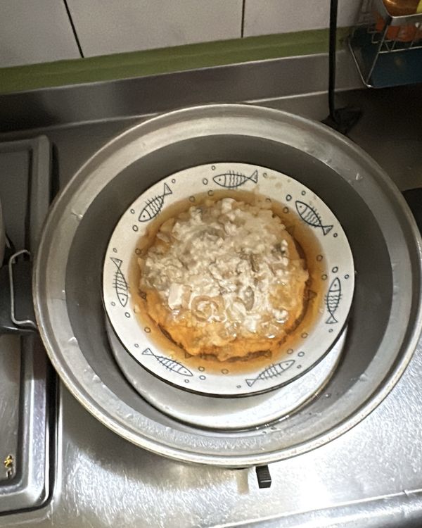 蒸好的瓜仔雞胸肉結成一團（因為沒有油脂）拿支湯匙挫一挫，將雞胸肉撥散，就完成✅