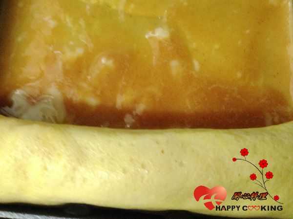 用中小火煎至表面快凝固時捲起,倒入茄汁蛋液,再次捲起(我們喜歡吃全熟的蛋,煎得比較乾,如果喜歡濕潤口感可提前捲,這樣蛋也會黏得比較緊哦)