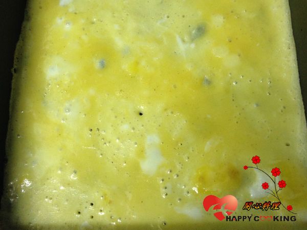 鍋子用紙巾抹一層油,倒入原味蛋液