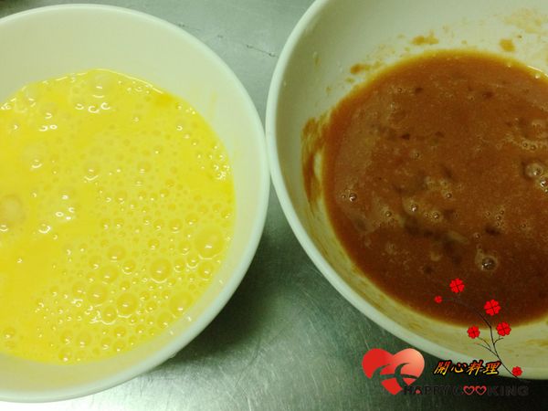 2顆蛋加鹽和柴魚粉,另外2顆加入[茄汁調味]