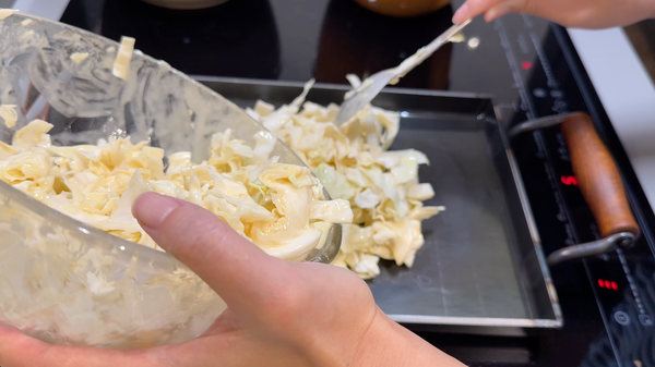 熱鍋加油，把蔬菜麵糊倒入, 整理一下，層層堆疊