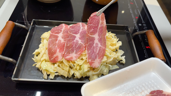 放上梅花肉片, 因為有大量蔬菜, 要蓋蓋子燜5分鐘