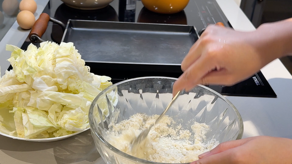 依序打散麵糊材料, 呈現有點黏稠狀, 加入高麗菜絲, 攪拌均勻