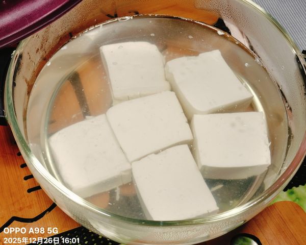 豆腐分切後浸在塩水裡
600W/高火/5分鐘