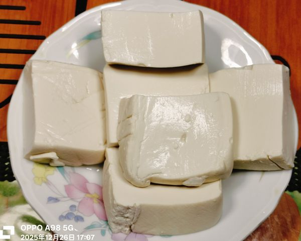 將豆腐撈出來靜置瀝掉水份
熱油放進豆腐煎到二面恰恰