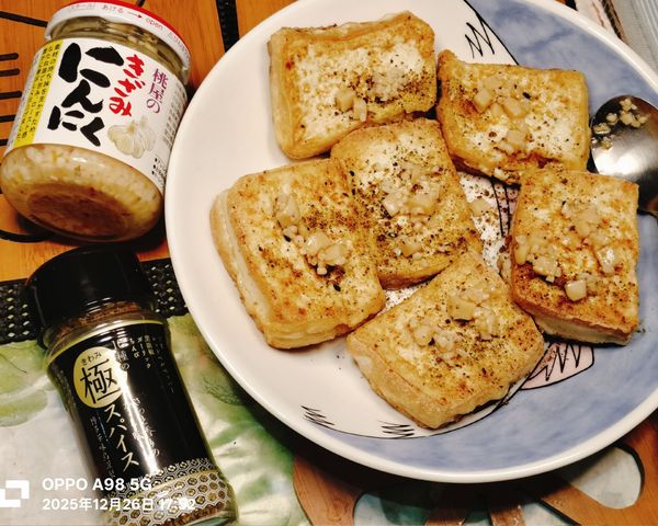 將煎好的豆腐起鍋
在豆腐上面
撒些華味鳥調味粉
及桃屋大蒜蓉醬
即可享用美味的煎豆腐