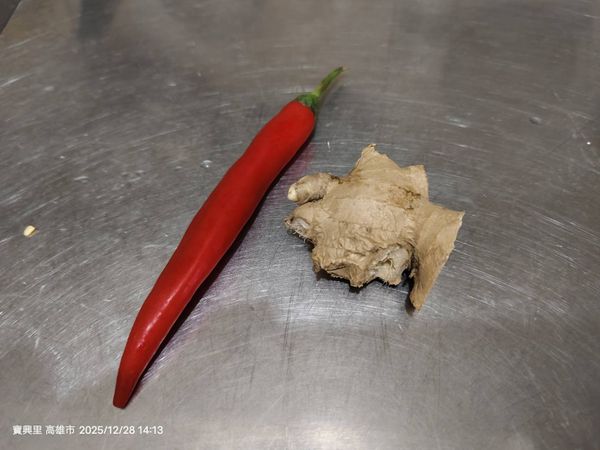 不辣的辣椒*1  去籽    薑切片    切成菱形