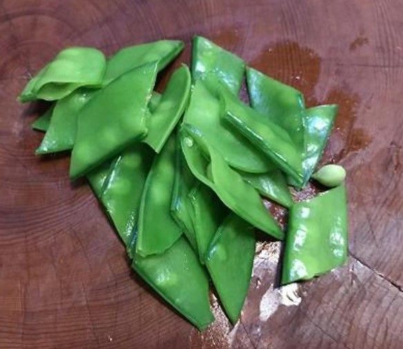 荷蘭豆斜切片的做法通常包括將荷蘭豆去筋，洗凈後斜刀切片。