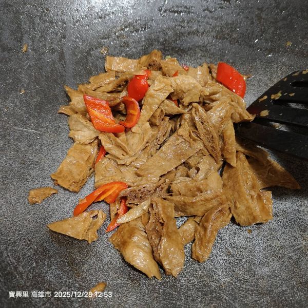 調味 +水   醬油少許   香菇味素  十三香  快炒好時 
+紅辣椒