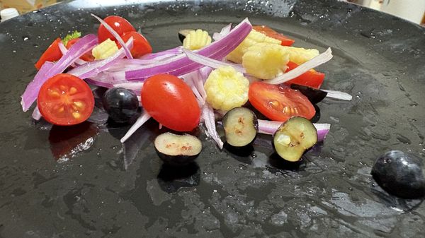 藍莓與番茄洗淨、瀝乾後剖半，備用