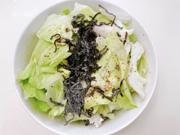 1、高麗菜洗乾淨、瀝乾水，手撕成小片。
2、加入鹽昆布、香油、七味粉拌勻，醃10分鐘。