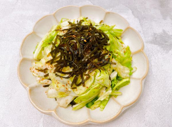 高麗菜脫水變軟後，即可裝盤。