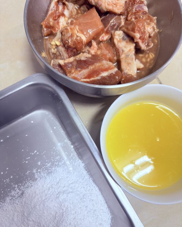 1. 排骨加入所有醃料食材抓勻，靜脈置至少3小時。
2. 柳橙及檸檬榨出原汁（用叉子輔助即可）。