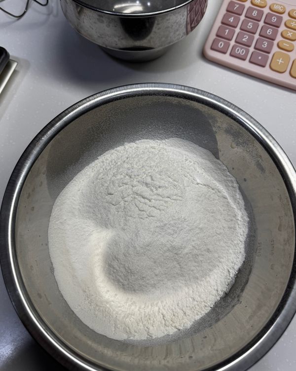 1.植物油+鮮奶煮至約70度關火。
2.加入低筋麵粉（過篩），拌勻無麵粉顆粒即可。
3.加入蜂蜜、蛋黃完全拌勻完成蛋黃糊。
4.蓋保鮮膜防止乾掉。