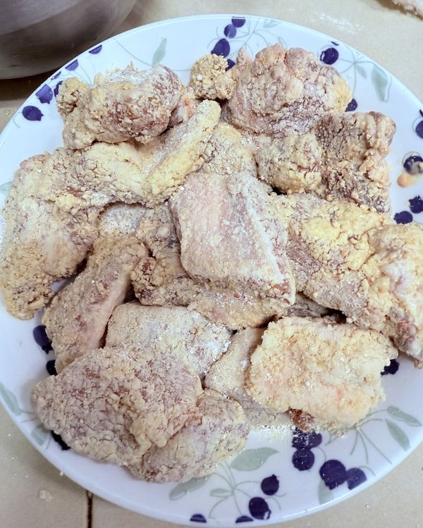 醃製完成的排骨裹上地瓜粉等待反潮，炸的時候才不會脫皮。