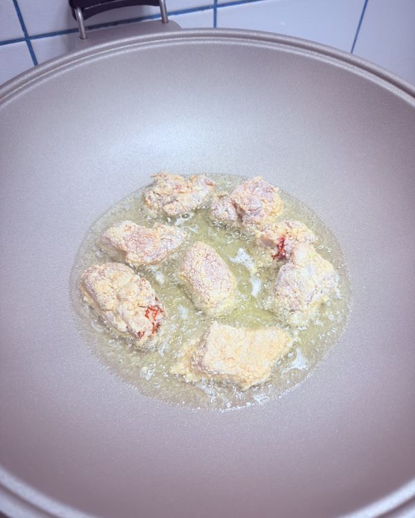 排骨炸至金黃出鍋。