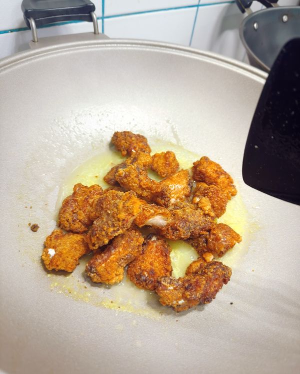 靈魂醬汁材料先下鍋煮滾，再倒入炸好的排骨翻拌均勻，醬汁會牢牢扒在排骨上，醬汁差不多收乾即可出鍋。（檸檬汁、糖、鹽可依個人喜好調整）