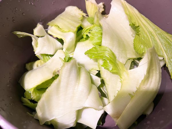 大芥菜的心、梗放在鍋底。