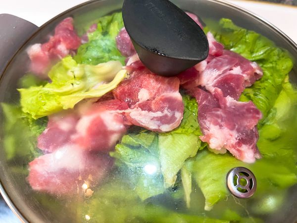 再放菜葉、蒜頭。
一杯水。
開火。