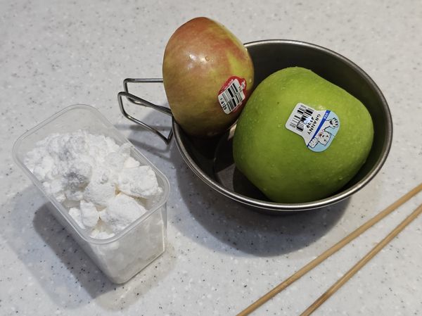 細砂糖或砂糖均可。我用純糖粉。
華盛頓翠玉蘋果與華盛頓富士蘋果切大丁，用叉子或是竹籤插著方便沾焦糖。

今天煮焦糖用了微波爐，100g砂糖加入40ml水，
在碗公內鋪上雙層烘焙紙，用高火微波四分鐘。