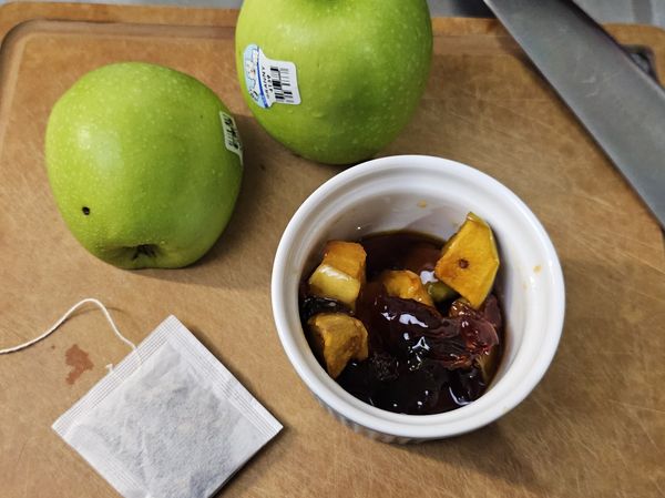 因為焦糖有甜，選用華盛頓翠玉蘋果，有酸脆的口感，搭配焦糖紅茶一想就感覺速配。