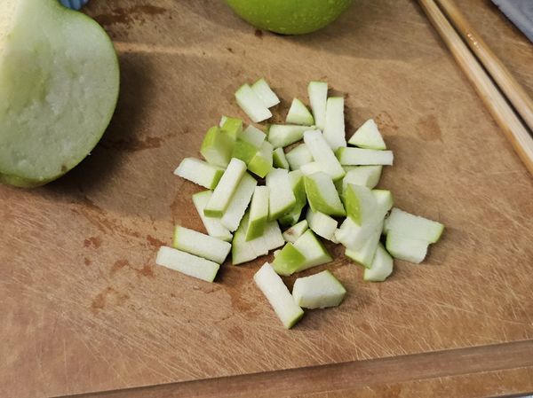 將華盛頓翠玉蘋果半顆切小丁。