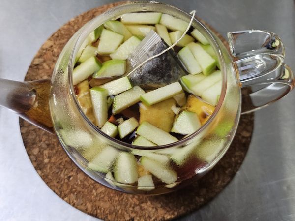 將熱水，茶包與華盛頓翠玉蘋果丁及焦糖（份量依照個人口味添加）都放進茶壺裡，用爐火加熱，我用微波爐分次加熱至約90度。
可以聞到蘋果與紅茶的香氣。