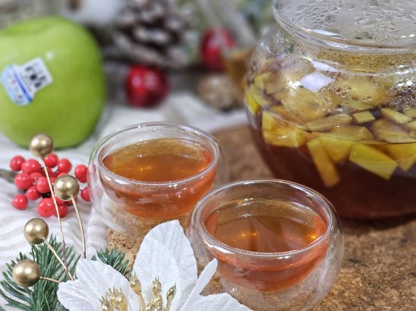 暖呼呼的焦糖蘋果紅茶，是派對點心的最佳夥伴。
直接煮點焦糖，加入紅茶與蘋果丁繼續煮到香氣出現也可以喔！