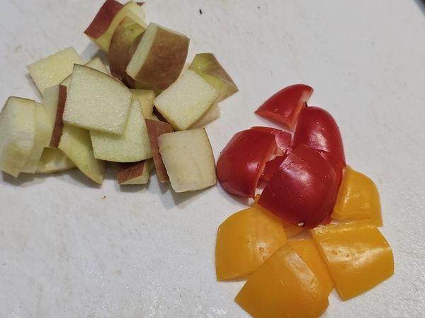 華盛頓富士蘋果口感香甜爽脆。入菜很美味，今天取一半切小丁（或磨泥），一半切大丁片，直接炒。
水果甜椒切大片。約2～2.5cm。
