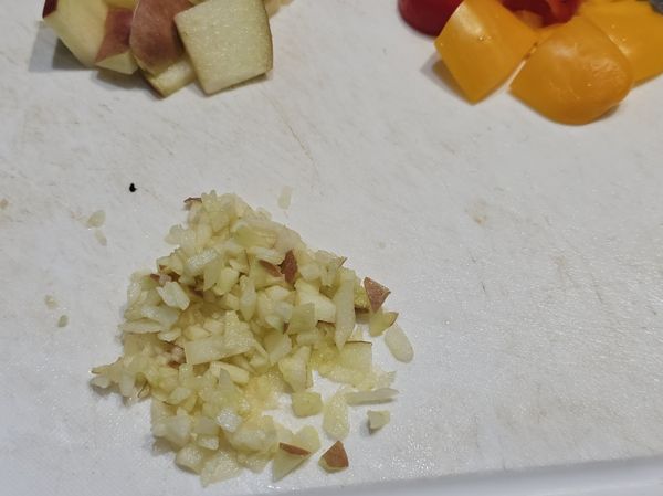 華盛頓富士蘋果口感香甜爽脆。入菜很美味，今天取一半切小丁（或可磨泥）。