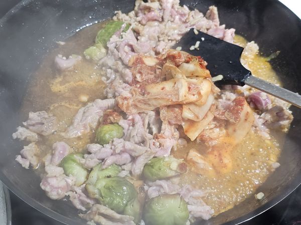 加入泡菜略炒，再加入半碗水，煮滾。