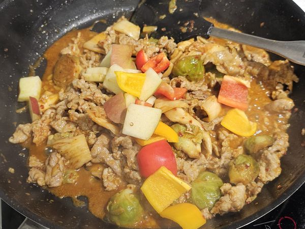 加入華盛頓蘋果丁片與甜椒片。略拌炒。
確認味道，如不夠鹹加鹽或少許醬油調整。